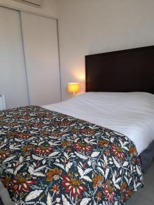 Un dormitorio con una cama con una manta colorida encima. en Vanina Park, en Corte