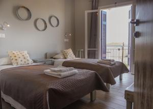 Postel nebo postele na pokoji v ubytování Aphrodite Art Hotel Aegina