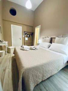 トラーニにあるCasa Angela - Traniの大きなベッドルーム(白い枕の大きなベッド付)