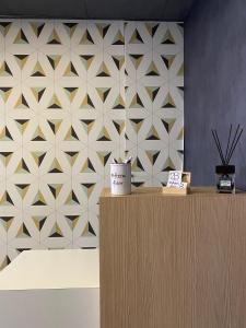 ナポリにある2B Fifteen Floor Suite Napoliの幾何学的な壁紙の壁紙