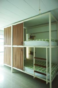 Bunk bed o mga bunk bed sa kuwarto sa Green Sleep Hostel