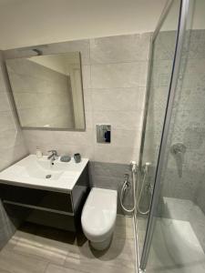 Ένα μπάνιο στο 2B Fifteen Floor Suite Napoli +52 φωτογραφίες