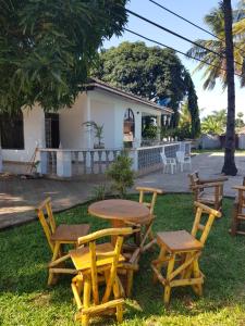 un gruppo di tavoli da picnic e sedie in erba di BBQ Lounge a Dar es Salaam