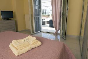 ein Paar Handtücher auf einem Bett in einem Zimmer in der Unterkunft La casa del ciliegio - appartamento a Caserta in Caserta