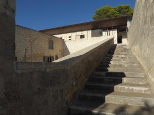 un conjunto de escaleras que conducen a un edificio en Al Cappuccino Vecchio, en Matera