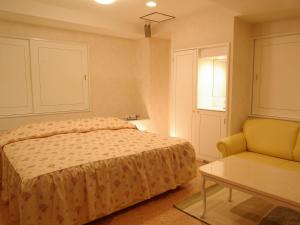 Tempat tidur dalam kamar di Hotel Fine Olive Sakai
