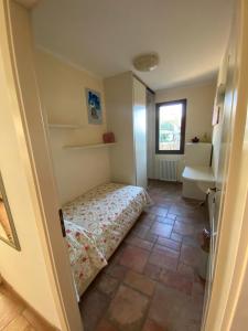 Kleines Zimmer mit einem Bett und einem Waschbecken in der Unterkunft CA' DEI GELSI B & B in Coriano