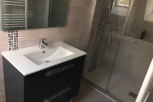 ein Badezimmer mit Waschbecken und Dusche in der Unterkunft Chez Rénou et Prospérou maison typique du Sarladait in Genestal + 35 Fotos