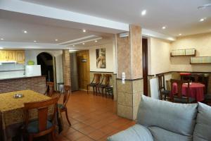 Il comprend un salon et une cuisine avec un canapé et une table. dans l'établissement Casa Rural La Casa Nueva de Abejar, à Abejar