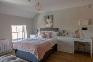 ein weißes Schlafzimmer mit einem Bett und einem Schreibtisch in der Unterkunft Apartment 9, Isabella House, Aparthotel, By RentMyHouse in Hereford