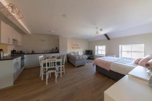 a bedroom with a bed and a kitchen and a living room at Hereford City Centre - Apartment 9, Isabella House - Modern Apartment In The Heart of The City - Sleeps 4 Guests - Hosted by RENTMYHOUSE in Hereford