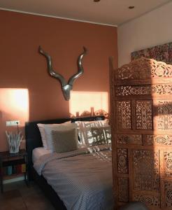 a bedroom with a bed with antlers on the wall at De Pelgrimsplaats in Leiden
