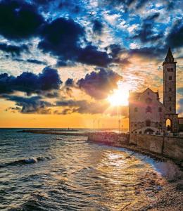 トラーニにあるCasa Angela - Traniの海辺時計塔のある建物