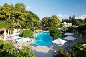 una vista aérea de una piscina con sombrillas en Corinthia Palace Malta, en Attard