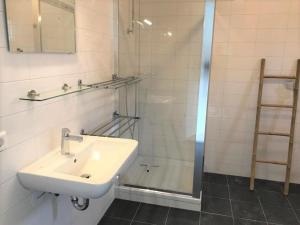 Koupelna v ubytování Große Familienvilla mit privat innen Jacuzzi & Sauna