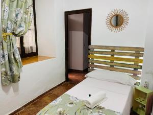 Posteľ alebo postele v izbe v ubytovaní Apartamentos La Casa del Azafrán