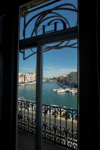 - une vue sur la rivière depuis une fenêtre dans l'établissement Le Grand Hotel, à Sète