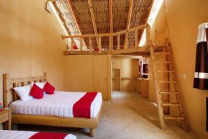 a bedroom with two bunk beds and a staircase at Hotel Vista del Bosque, Villa del Carbón in Villa del Carbón