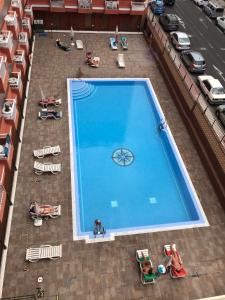 an overhead view of a large blue swimming pool at San Jose guesthouse Edificio S de Sol in Puerto de la Cruz