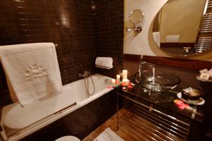 Koupelna v ubytování Robur Marsorum Albergo Diffuso