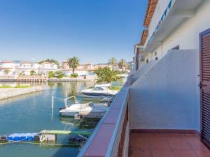 - un balcon offrant une vue sur le port de plaisance dans l'établissement Holiday Home Porto Fino by Interhome, à Empuriabrava