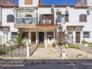 艾姆布里亞布拉瓦的住宿－Holiday Home Porto Fino by Interhome，带阳台的大型白色房屋