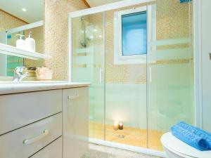 エンプリアブラバにあるHoliday Home Noguera by Interhomeのバスルーム(ガラス張りのシャワー、トイレ付)