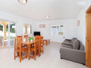 Posezení v ubytování Villa Villa Cala Llenya by Interhome