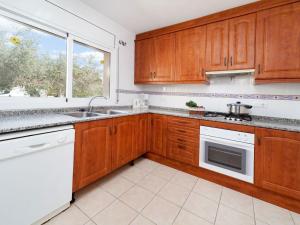 Kuchyň nebo kuchyňský kout v ubytování Villa Villa Cala Llenya by Interhome