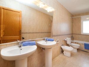 een badkamer met een wastafel en een toilet bij Villa Villa Cala Llenya by Interhome in Les tres Cales