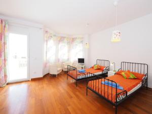 Postel nebo postele na pokoji v ubytování Holiday Home Salins by Interhome