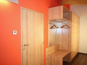 un armario con paredes de color naranja y una puerta de madera en Apartment Am Bärenkopf-2 by Interhome, en Maurach