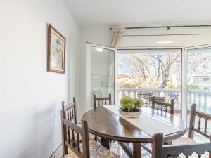 エンプリアブラバにあるApartment Port Banyuls-2 by Interhomeのテーブルと椅子のあるダイニングルーム +18枚の写真
