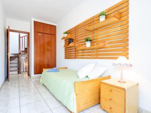 エンプリアブラバにあるApartment Port Banyuls-2 by Interhomeの木製の壁のベッドルーム1室(ベッド1台付)