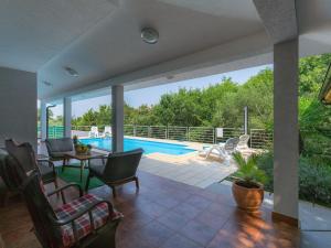 Bazén v ubytovaní Holiday Home Fratrici by Interhome alebo v jeho blízkosti