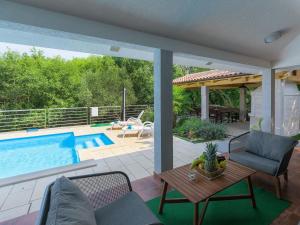 Bazén v ubytovaní Holiday Home Fratrici by Interhome alebo v jeho blízkosti