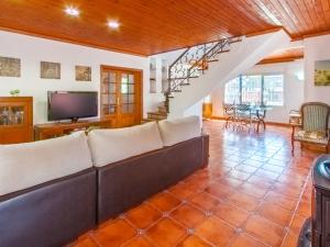 エンプリアブラバにあるHoliday Home Requesens by Interhomeのソファとテレビのあるリビングルーム