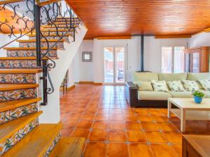 エンプリアブラバにあるHoliday Home Requesens by Interhomeのソファと階段のあるリビングルーム
