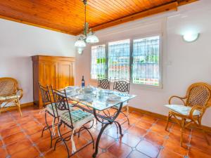 エンプリアブラバにあるHoliday Home Requesens by Interhomeのテーブルと椅子のあるダイニングルーム +28枚の写真