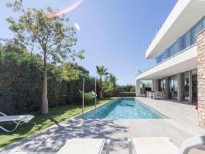 - une piscine dans l'arrière-cour d'une maison dans l'établissement Villa Ardiaca by Interhome, à Cambrils