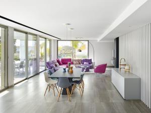 - un salon avec une table et des chaises violettes dans l'établissement Villa Ardiaca by Interhome, à Cambrils