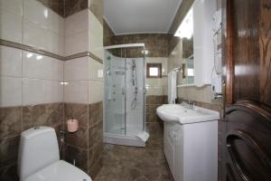 Koupelna v ubytování Hotel Rebis + 25 fotografií