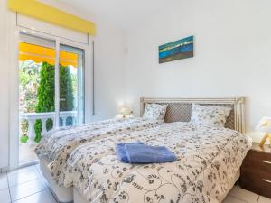 1 dormitorio con cama y ventana grande en Holiday Home Green House by Interhome, en Empuriabrava