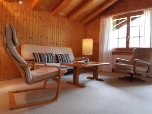 - un salon avec un canapé et une table dans l'établissement Apartment Stöckli by Interhome, à Lenk im Simmental