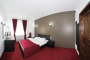 A bed or beds in a room at Hotel Rebis