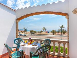 uma mesa numa varanda com vista para o oceano em Apartment VISTA BAHIA-1 by Interhome em Empuriabrava