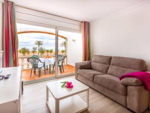 エンプリアブラバにあるApartment Vista Bahia-1 by Interhomeのソファとテーブルのあるリビングルーム