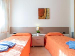 エンプリアブラバにあるApartment Del Port-5 by Interhomeのベッドルーム1室(隣り合わせのベッド2台付)