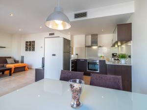 Η κουζίνα ή μικρή κουζίνα στο Apartment Del Port-5 by Interhome +16 φωτογραφίες