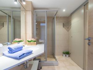 Ένα μπάνιο στο Apartment Del Port-5 by Interhome